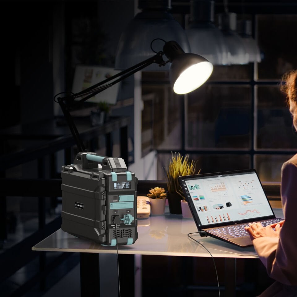 Entegre 30W Güneş Panelli 300W Taşınabilir Güç İstasyonu